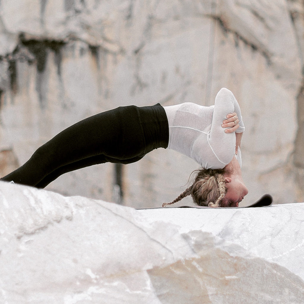 Simona in setu bandhasana